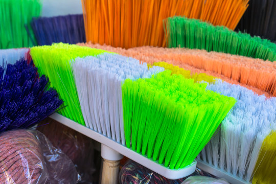 Cepillos de colores para la limpieza para el hogar.