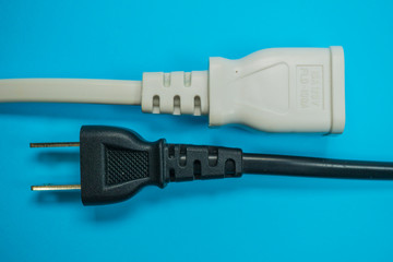 白と黒のコンセントケーブル