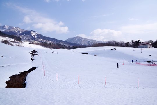 スキー場でスキーの練習をする人たち