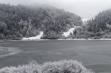 zamarznięte jezioro  © wedrownik52