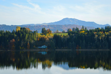 Niedersonthofener See im Herbst.