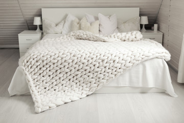 Fototapeta na wymiar White nordic bedroom interior with knit plaid