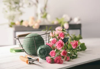 Crédence de cuisine en verre imprimé Fleuriste Florist equipment with flowers on table