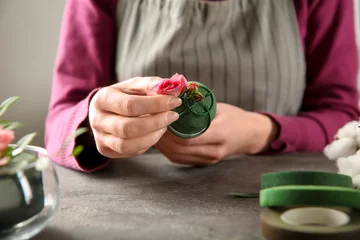 Crédence de cuisine en verre imprimé Fleuriste Fleuriste féminine à l& 39 aide d& 39 une éponge pour travailler à table, gros plan