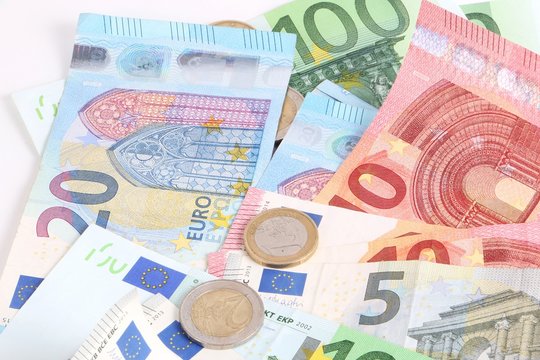 verschiedene Euros liegen im Studio auf einem Haufen