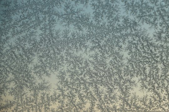 eiskristalle an inem fenster