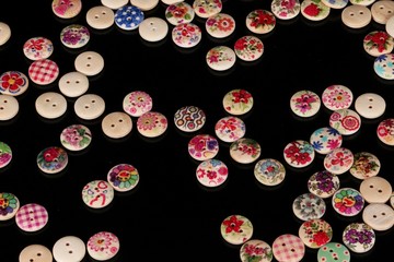 viele bunte knöpfe liegen im studio