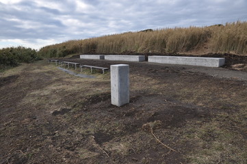 ベンチ　公園　海辺　空　秋
