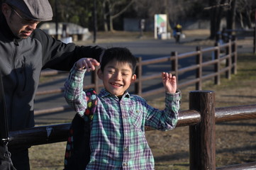 冬の公園で遊ぶ少年　小学生　アジア人　戸外遊び　父　親子