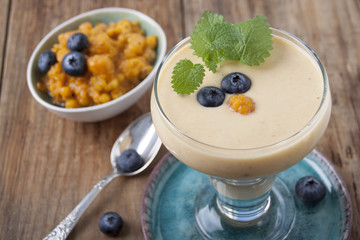  Smoothies with cloudberries and a blueberry