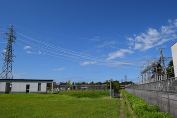 変電設備と送電線