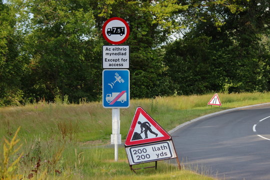 Warnschild Fehlfunktion Navigationsger&auml;t, keine Zufahrt f&uuml;r LKW, Wales