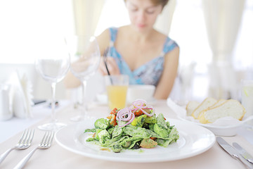 Obraz na płótnie Canvas Salad in a cafe diet girl