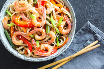 Stir fry with shrimps (prawns) and noodles
