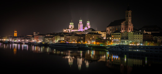 Fototapeta na wymiar Nachtaufnahme von Passau Panorama