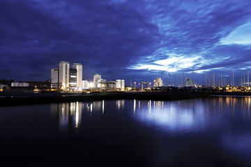Obraz premium Skyscraber with seaview by night