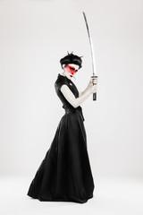 Femme habillée et maquillée de façon japonais