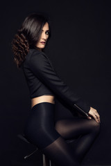 Femme qui pose en studio