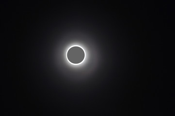 Eine mystische, ringförmige Sonnefinsternis mit Lichtschein