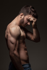 Mod&egrave;le masculin &agrave; torse nu en studio
