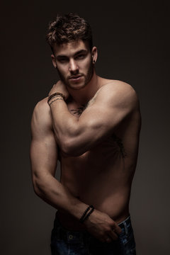 Mod&egrave;le masculin &agrave; torse nu en studio
