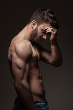 Mod&egrave;le masculin &agrave; torse nu en studio
