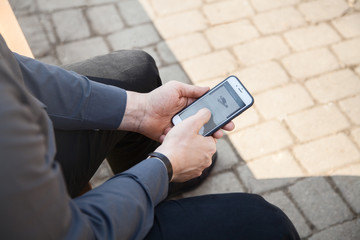 Personne regardant son téléphone à l'extérieur