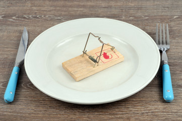 Piège à souris dans une assiette