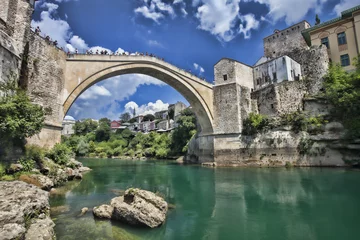 Papier Peint photo autocollant Stari Most reconstruit le vieux pont de Mostar en Bosnie-Herzégovine