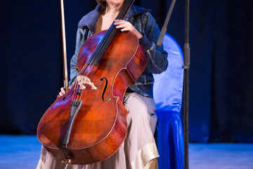 Woman with cello at the concert	