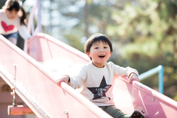 すべり台で遊ぶ男の子