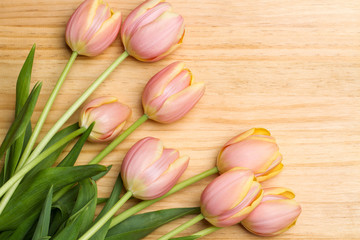 Tulipanes rosas sobre fondo de madera rústico. Vista superior. Copy space