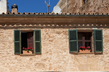 Blumenkasten im Fenster eines Hauses