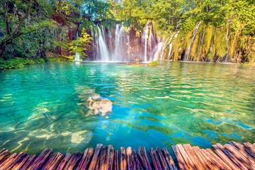 Fotobehang Ongelooflijk mooi fabelachtig magisch landschap met een waterval in Plitvice, Kroatië (harmoniemeditatie, antistress - concept) © anko_ter