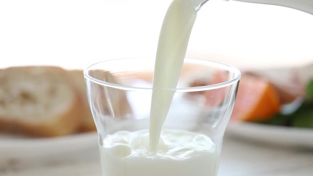Pour breakfast milk