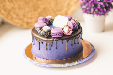 round lilac cake with berries