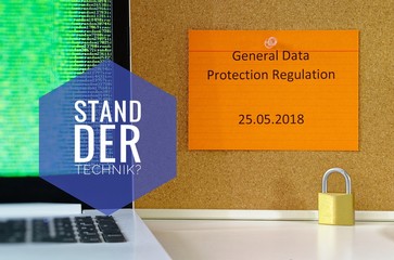 Tafel Stand der Technik (General Data Protection Regulation in english state of the art technology) DSGVO Datenschutzgrundverordnung GDPR mit einem Laptop und Vorhängeschloss zur Einführung der DSGVO 