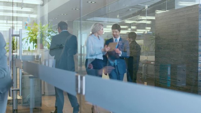 Business People Walking and Talking in the Hallway, Top Manager and Businesswoman Have Conversation in the Office, Use Desktop Computer. Corporate Office with Many Busy Workers.