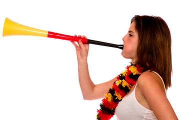 Junge Frau mit Vuvuzela 