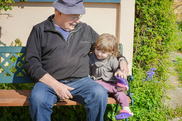 petite fille et son grand-père