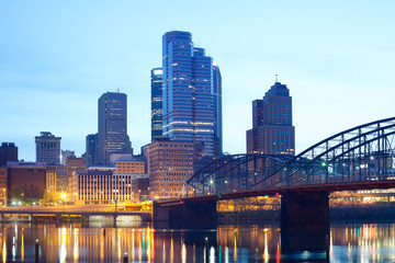Obraz premium Smithfield Street Bridge over Monongahela River and downtown skyline, Pittsburgh, Pennsylvania, USA