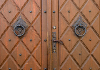 Beschl&auml;ge an einer Kirchent&uuml;r in Bayern, Deutschland