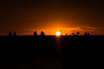 Fototapeta na wymiar schöner roter Sonnenuntergang mit menschen
