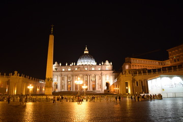 Fototapeta na wymiar San Pietro by night
