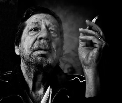 Uomo anziano, fumatore, tabagista.