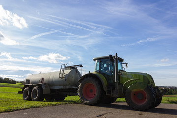 traktor bringing out liquid manure