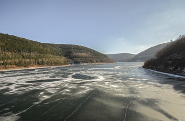 Sonne über dem vereisten See