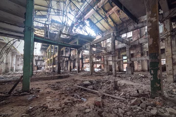 Gordijnen verlaten fabrieksinterieur © Volodymyr Shevchuk
