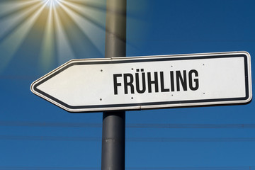 Fototapeta premium Ein Richtungspfeil mit dem Aufdruck Frühling