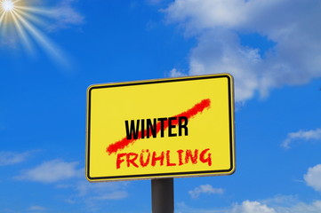 Ein Schild mit durchgestrichenem Wort Winter und dem dazugeschriebenem Wort Frühling